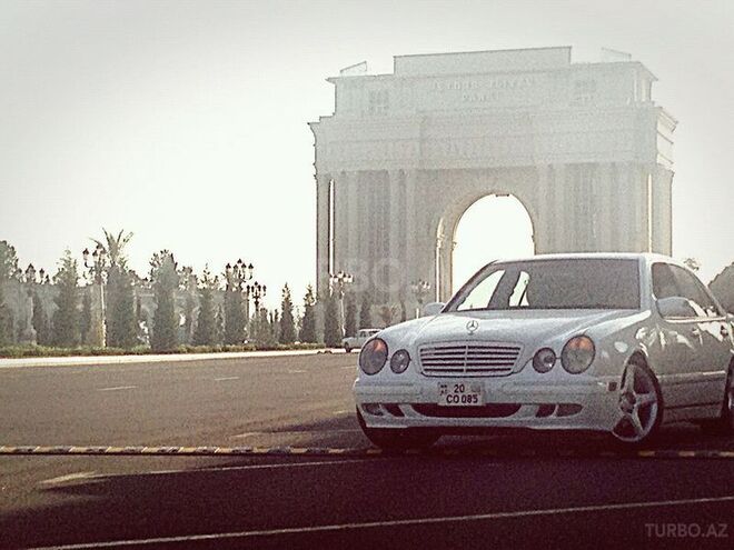 Mercedes E 320 2000, 180,000 km - 3.2 l - Bakı