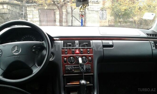 Mercedes E 220 2000, 130,000 km - 2.2 l - Bakı