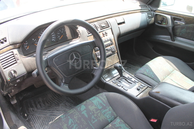Mercedes E 320 1996, 200,000 km - 3.2 l - Bakı