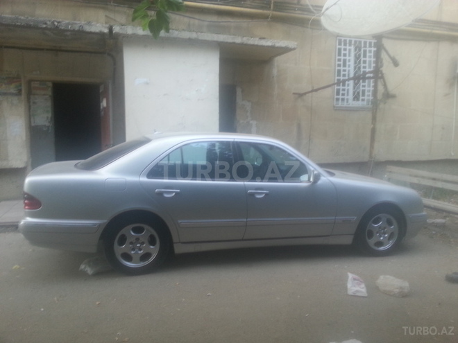 Mercedes E 220 2000, 298,000 km - 2.2 л - Bakı