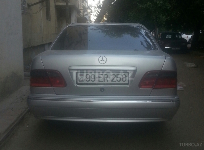 Mercedes E 220 2000, 298,000 km - 2.2 л - Bakı