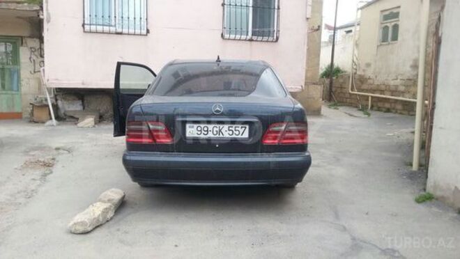 Mercedes E 220 2000, 130,000 km - 2.2 l - Bakı