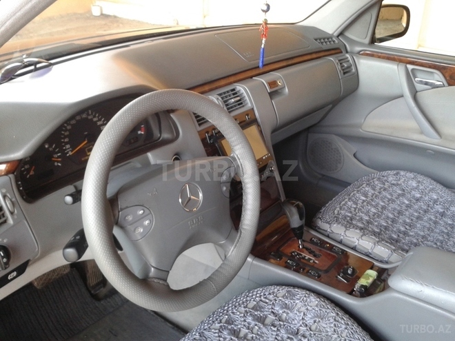 Mercedes E 220 2000, 300,000 km - 2.2 l - Bakı