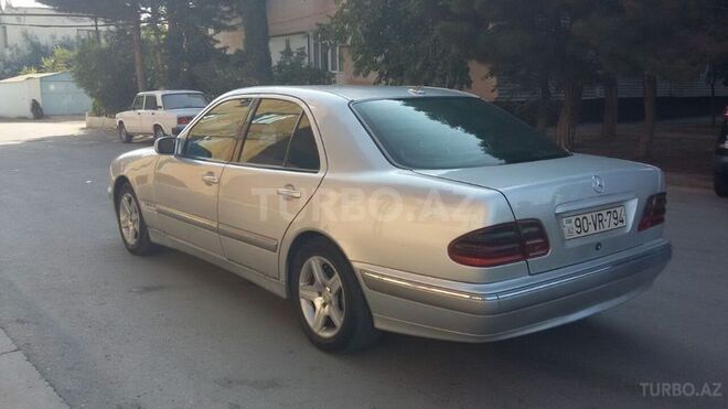 Mercedes E 220 2000, 282,800 km - 2.2 l - Bakı