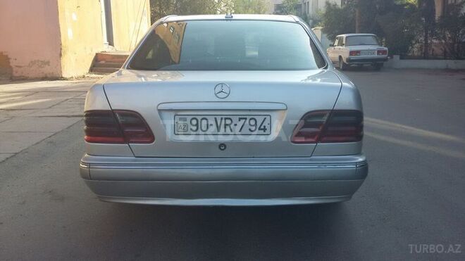 Mercedes E 220 2000, 282,800 km - 2.2 l - Bakı