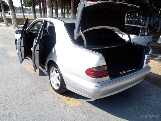 Mercedes E 220 2002, 222,000 km - 2.2 l - Bakı