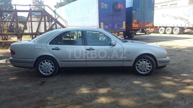 Mercedes E 220 1997, 218,000 km - 2.2 l - Bakı