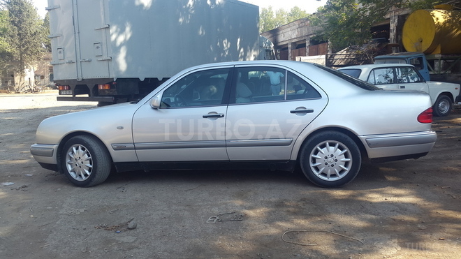 Mercedes E 220 1997, 218,000 km - 2.2 l - Bakı