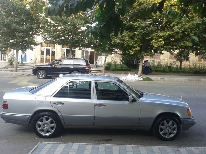 Mercedes E 200 1995, 330,658 km - 2.0 л - Bakı
