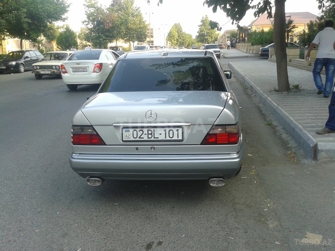 Mercedes E 200 1995, 330,658 km - 2.0 л - Bakı