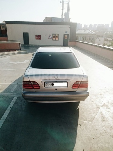 Mercedes E 220 2001, 184,000 km - 2.2 l - Bakı