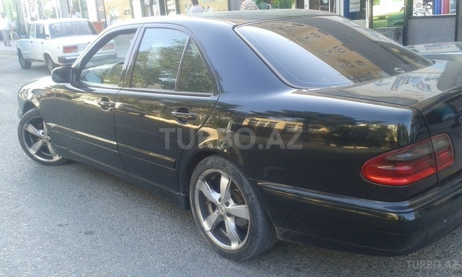 Mercedes E 220 2001, 240,000 km - 2.2 l - Bakı