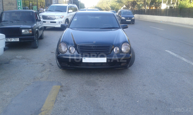 Mercedes E 220 2001, 240,000 km - 2.2 l - Bakı