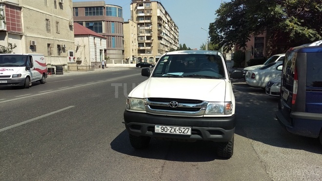 Toyota Hilux 2001, 387,200 km - 2.8 l - Bakı