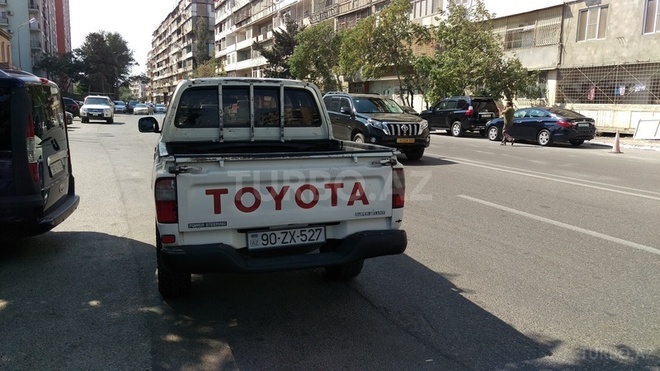 Toyota Hilux 2001, 387,200 km - 2.8 l - Bakı