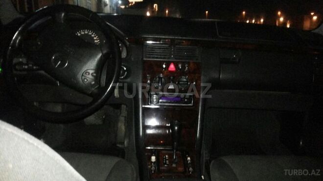 Mercedes E 220 1999, 247,000 km - 2.2 l - Bakı