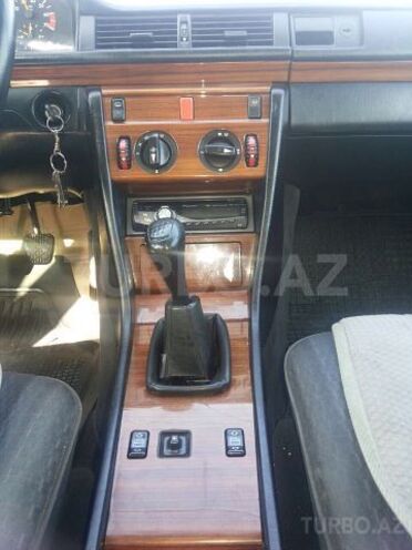 Mercedes E 200 1990, 304,000 km - 2.0 l - Bakı