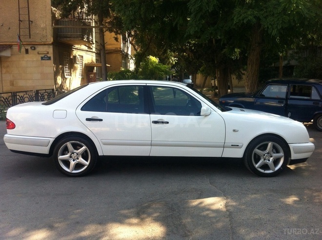 Mercedes E 200 1998, 165,477 km - 2.0 л - Bakı