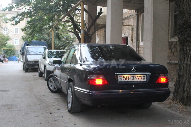 Mercedes E 220 1995, 382,000 km - 2.2 l - Bakı
