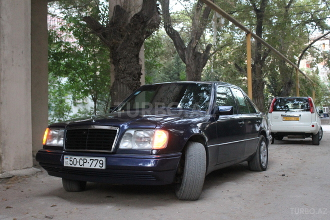 Mercedes E 220 1995, 382,000 km - 2.2 l - Bakı