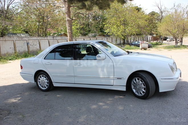 Mercedes E 220 2000, 237,000 km - 2.2 l - Bakı