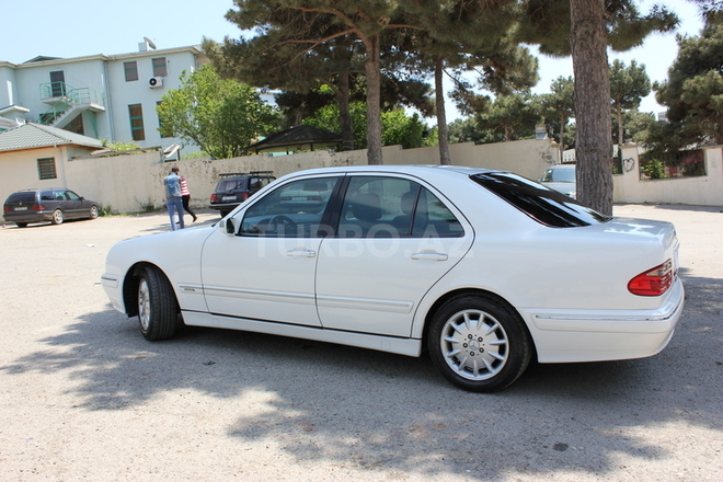 Mercedes E 220 2000, 237,000 km - 2.2 l - Bakı