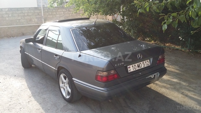 Mercedes E 220 1995, 297,960 km - 2.2 l - Bakı