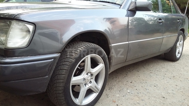 Mercedes E 220 1995, 297,960 km - 2.2 l - Bakı