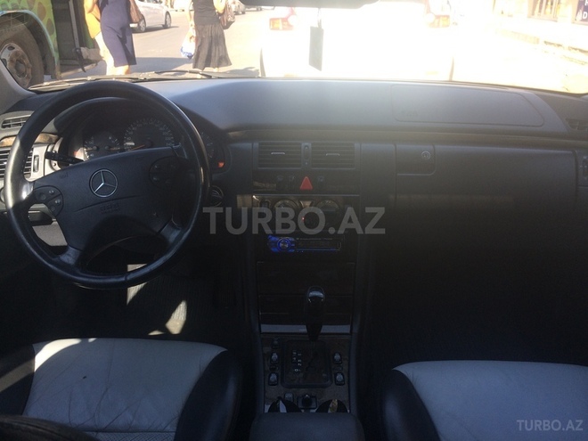 Mercedes E 220 2001, 245,000 km - 2.2 l - Bakı