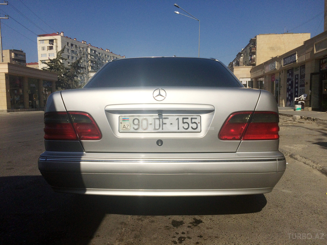 Mercedes E 220 2001, 245,000 km - 2.2 l - Bakı