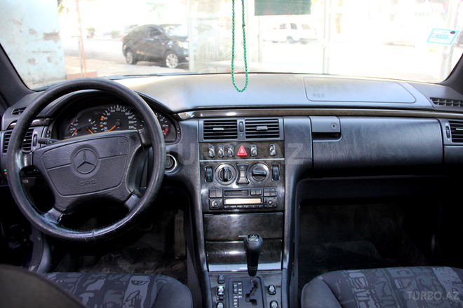 Mercedes E 230 1997, 270,000 km - 2.3 l - Bakı