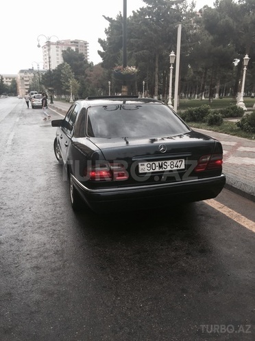 Mercedes E 240 1997, 259,000 km - 2.4 l - Bakı