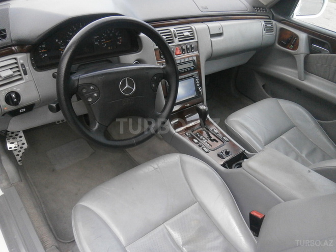Mercedes E 320 1999, 130,000 km - 3.2 l - Bakı