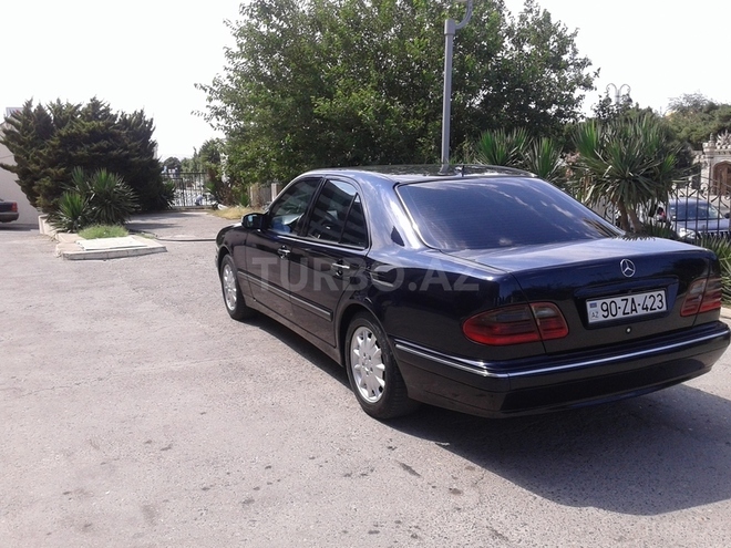 Mercedes E 220 2001, 209,000 km - 2.2 l - Bakı