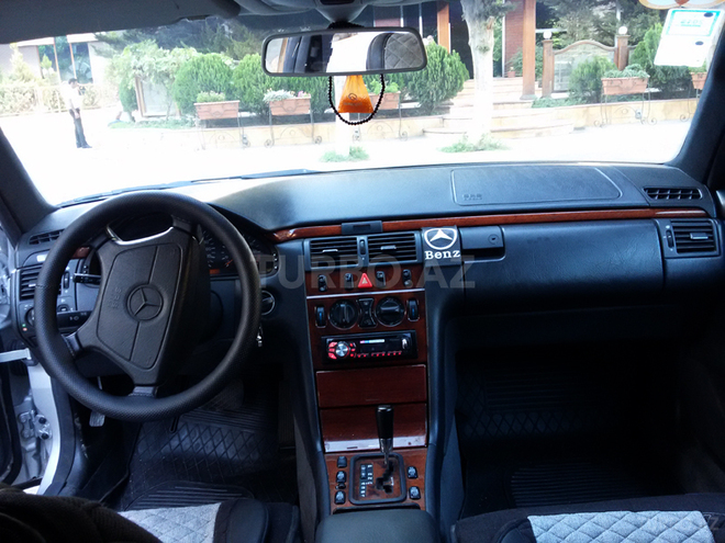 Mercedes E 240 1998, 195,000 km - 2.4 l - Bakı