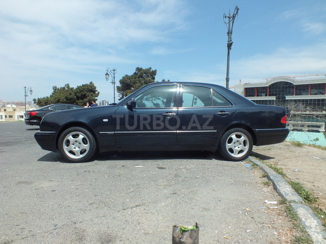 Mercedes E 320 1999, 243,000 km - 3.2 l - Bakı