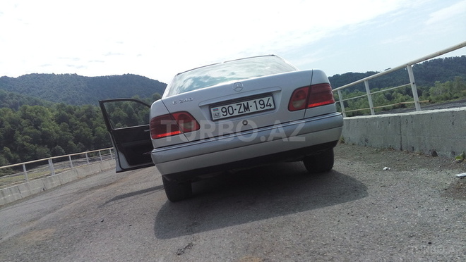 Mercedes E 240 1999, 330,003 km - 2.4 l - Bakı