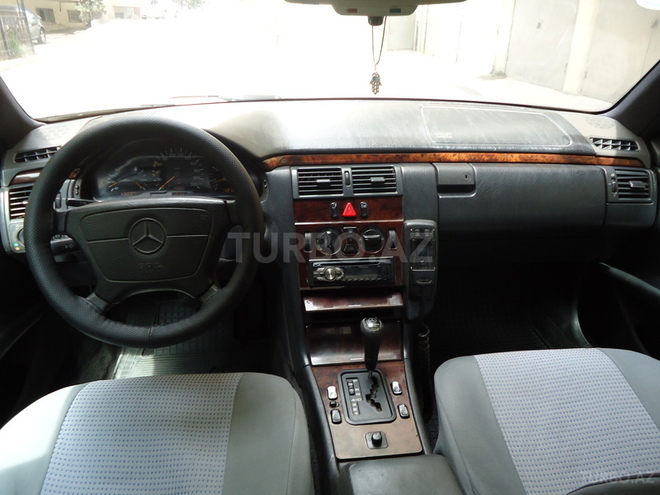 Mercedes E 220 1997, 198,764 km - 2.2 l - Bakı