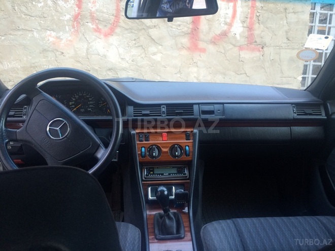 Mercedes E 200 1993, 266,000 km - 2.0 l - Bakı
