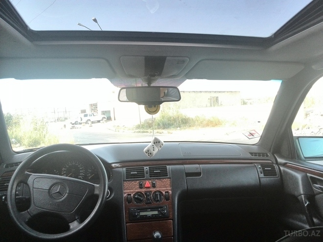 Mercedes E 230 1997, 270,000 km - 2.3 l - Bakı