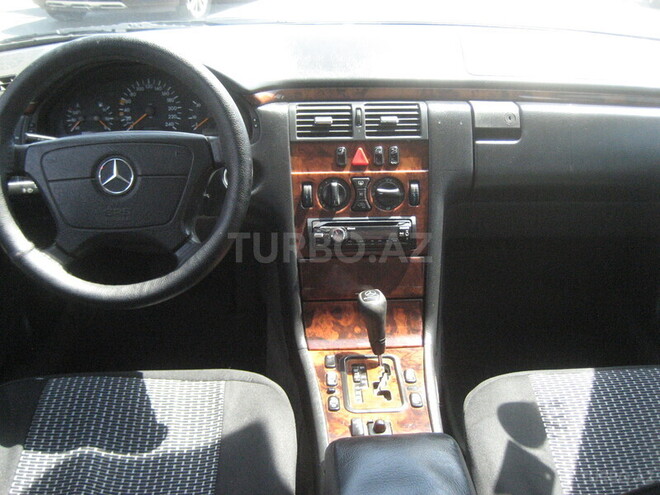 Mercedes E 220 1999, 200,000 km - 2.2 l - Bakı