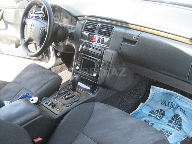 Mercedes E 220 2001, 187,000 km - 2.2 l - Bakı