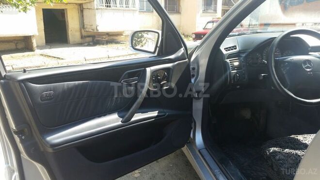 Mercedes E 240 2001, 181,000 km - 2.6 l - Bakı