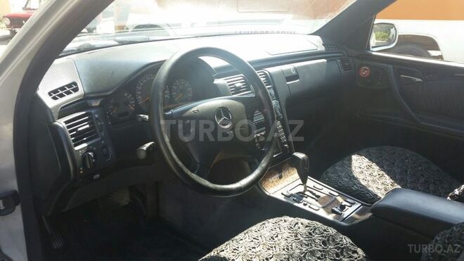 Mercedes E 240 2001, 181,000 km - 2.6 l - Bakı
