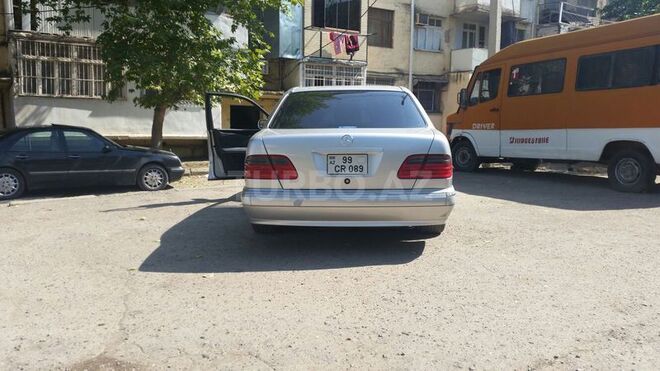 Mercedes E 240 2001, 181,000 km - 2.6 l - Bakı