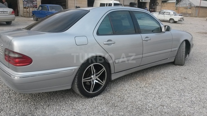 Mercedes E 220 2001, 215,000 km - 2.2 л - Bakı