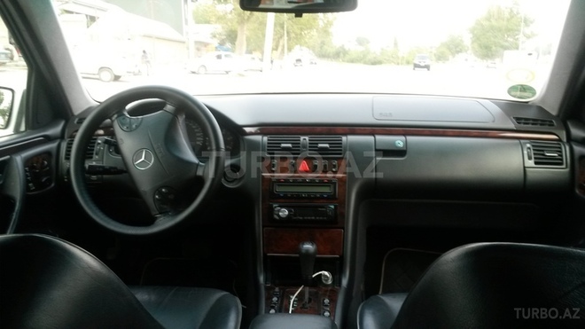 Mercedes E 220 2001, 215,000 km - 2.2 л - Bakı