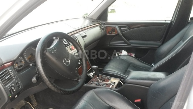 Mercedes E 220 2001, 215,000 km - 2.2 л - Bakı
