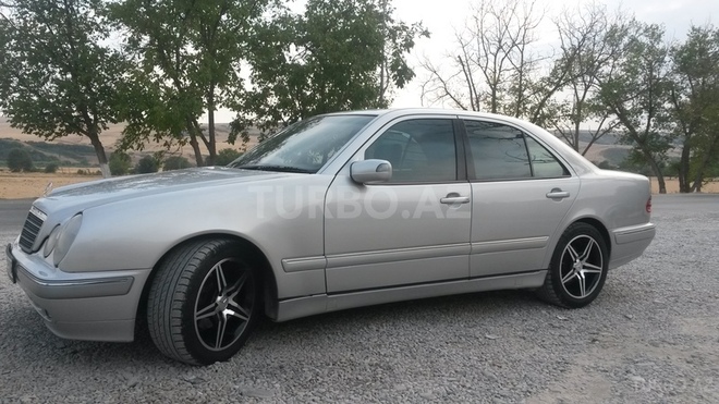 Mercedes E 220 2001, 215,000 km - 2.2 л - Bakı