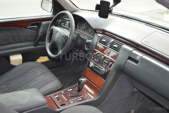 Mercedes E 220 2001, 292,000 km - 2.2 л - Bakı
